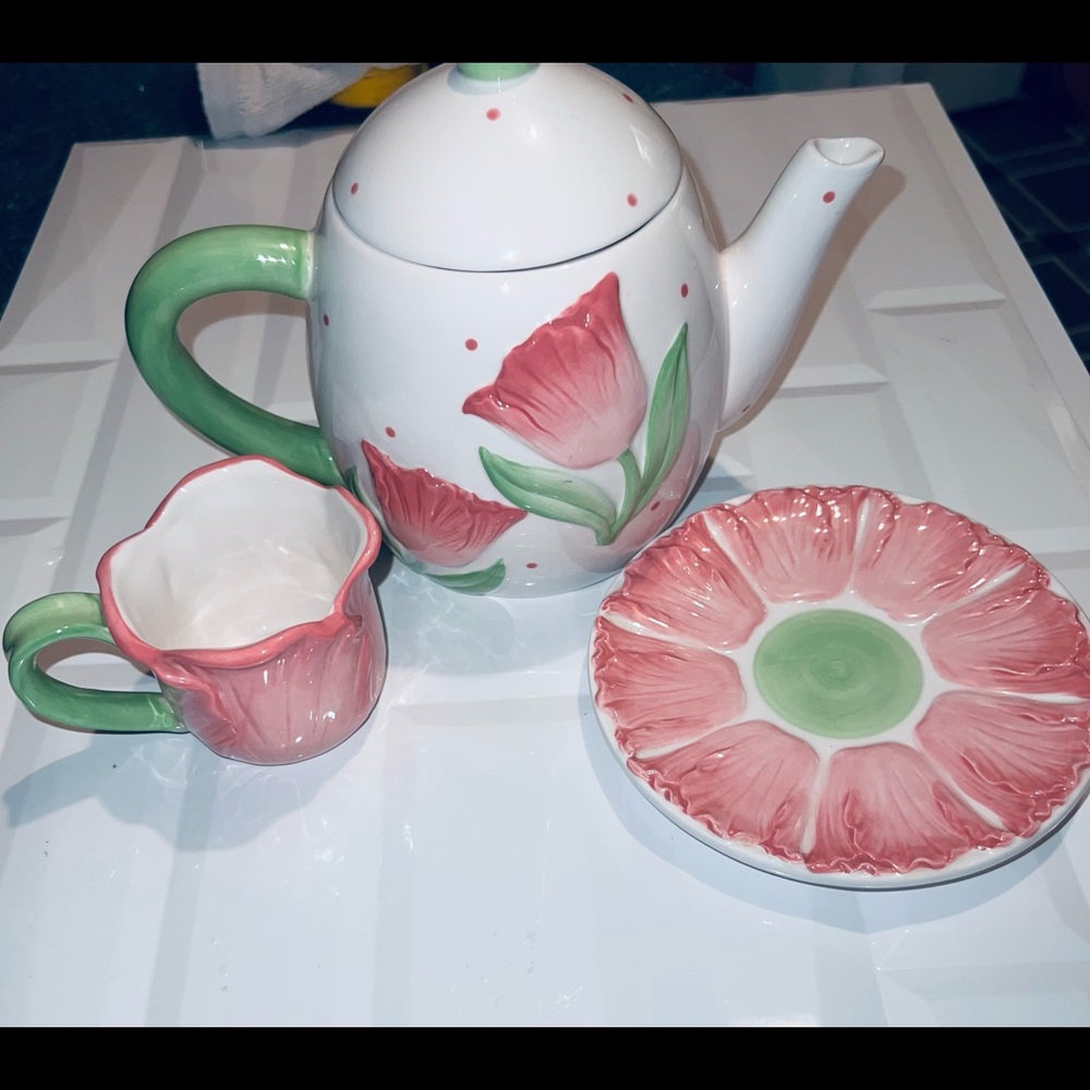 Home interior Tea pot w/ cup and saucer
